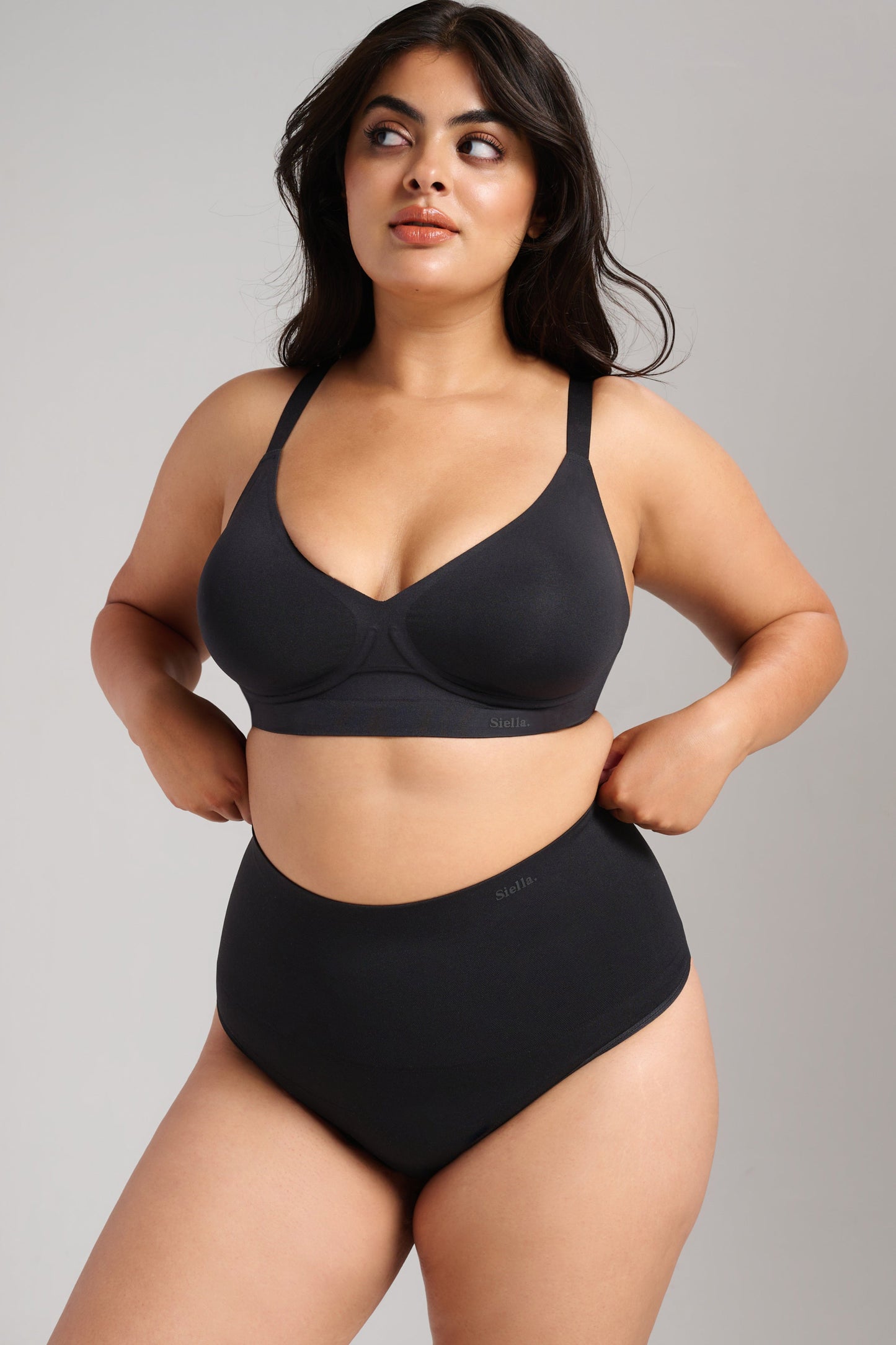 Sculpt V-Neck Bra - SIELLA - Color: Black Noir